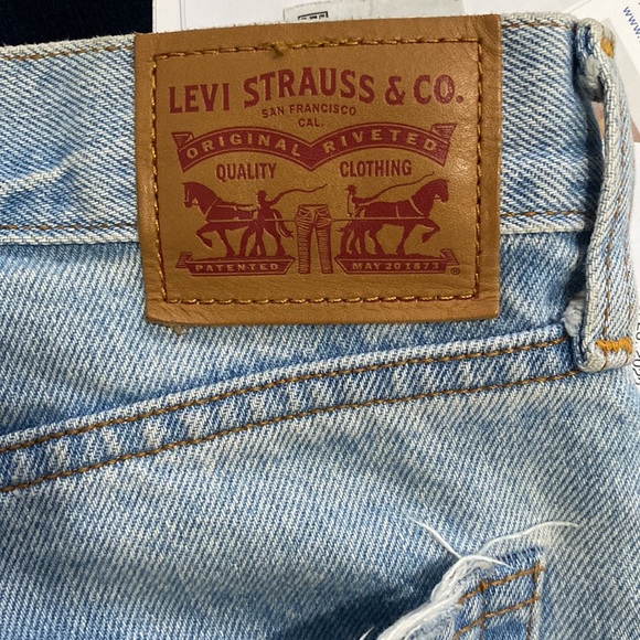 Levi’s 501 Cropped Jean - Picture 6 of 8